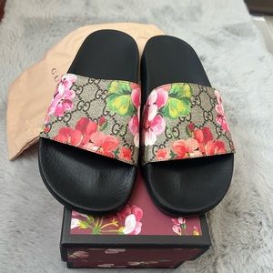 Beautiful Gucci slides, size 38, box and dust bags are included